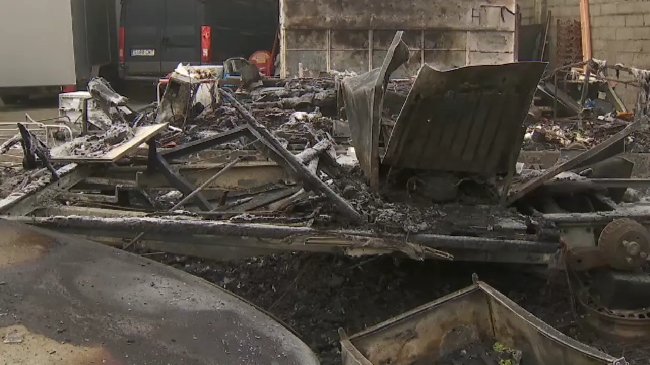 Restos da caravana tras o incendio. TVG