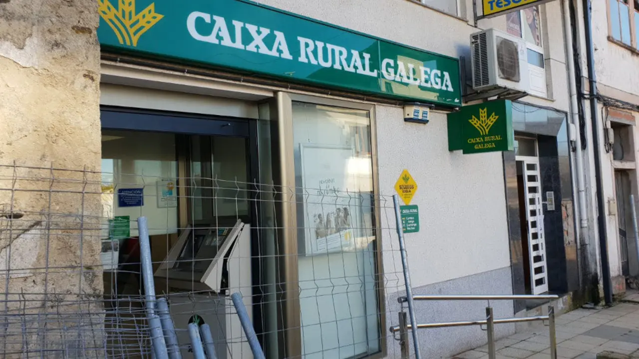 Sucursal de Caixa Rural atracada en Begonte. MARTA MANCEBO