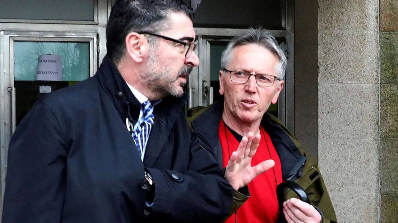 El alemán Johann Grimm (derecha), principal acusado de la trama, el pasado abril en los juzgados. AEP