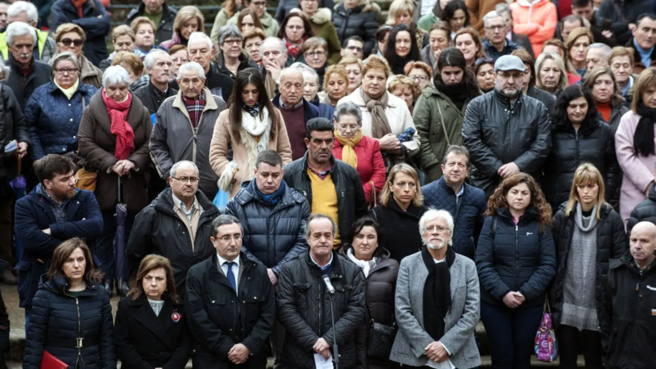 El alcalde de O Carballiño, Francisco Fumega, junto a vecinos y otros miembros de la corporación municipal, durante la concentración en repudio al crimen de Virginia Ferradás. BRAIS LORENZO (EFE ARCHIVO)