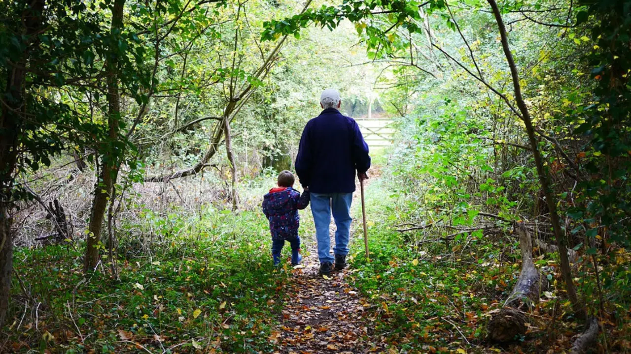 Una nieto con su abuelo.EP