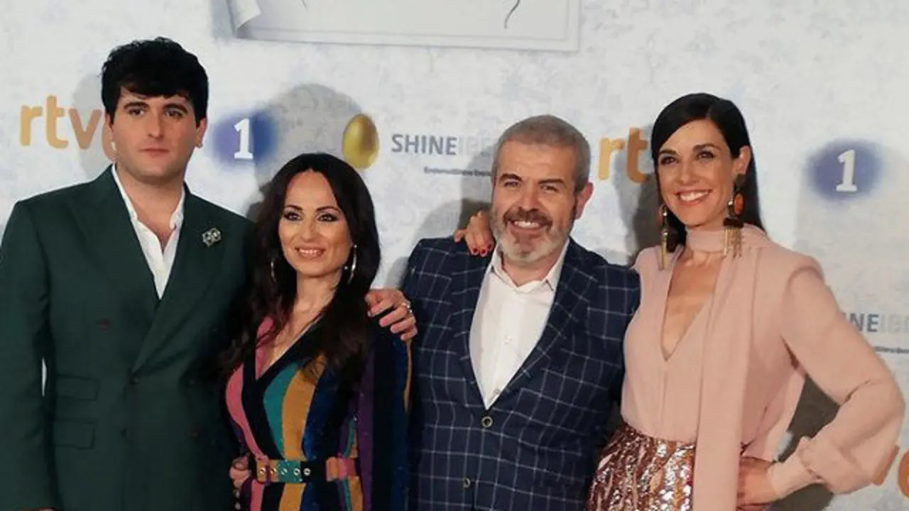 Palomo Spain, María Escoté y Lorenzo Caprile posan junto a la presentadora Raquel Sánchez Silva, durante la presentación de la segunda edición de 'Maestros de la costura'. INMA TAPIA (EFE)