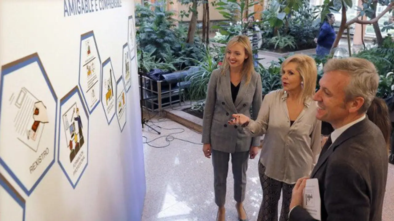 El vicepresidente de la Xunta, Alfonso Rueda, la conselleira de Política Social, Fabiola García y la presidenta de la Federación de Autismo de Galicia, María José Álvarez Folgar, este miércoles. LAVANDEIRA JR (EFE)