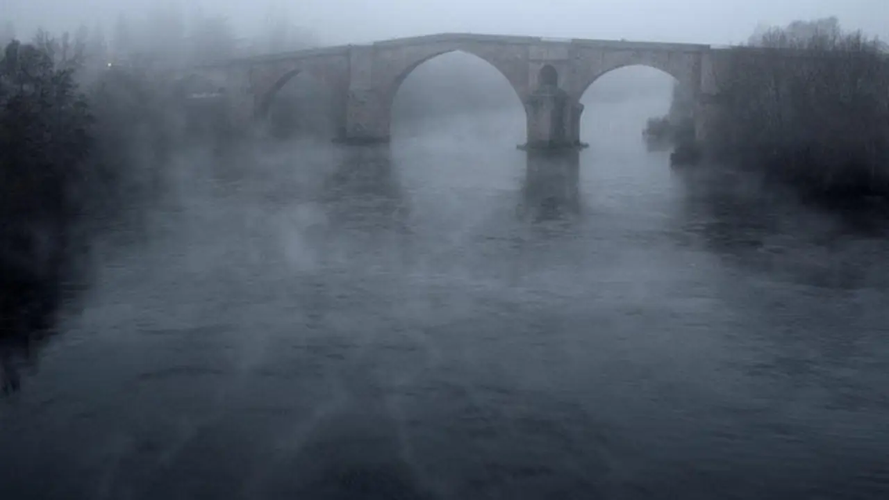 Vista de el r&iacute;o Mi&ntilde;o y el Puente Romano de Ourense entre una densa niebla. BRAIS LORENZO (EFE)
