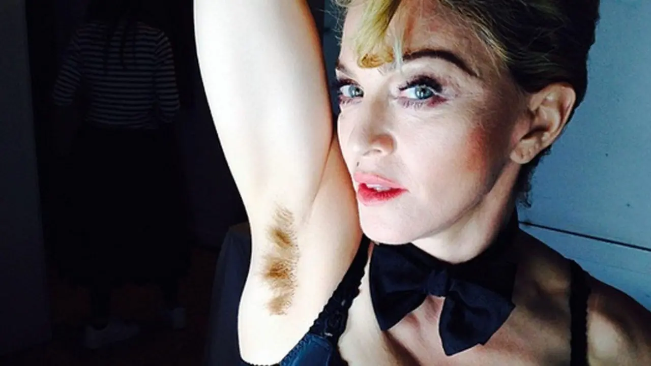Madonna luce sus axilas sin depilar. EP