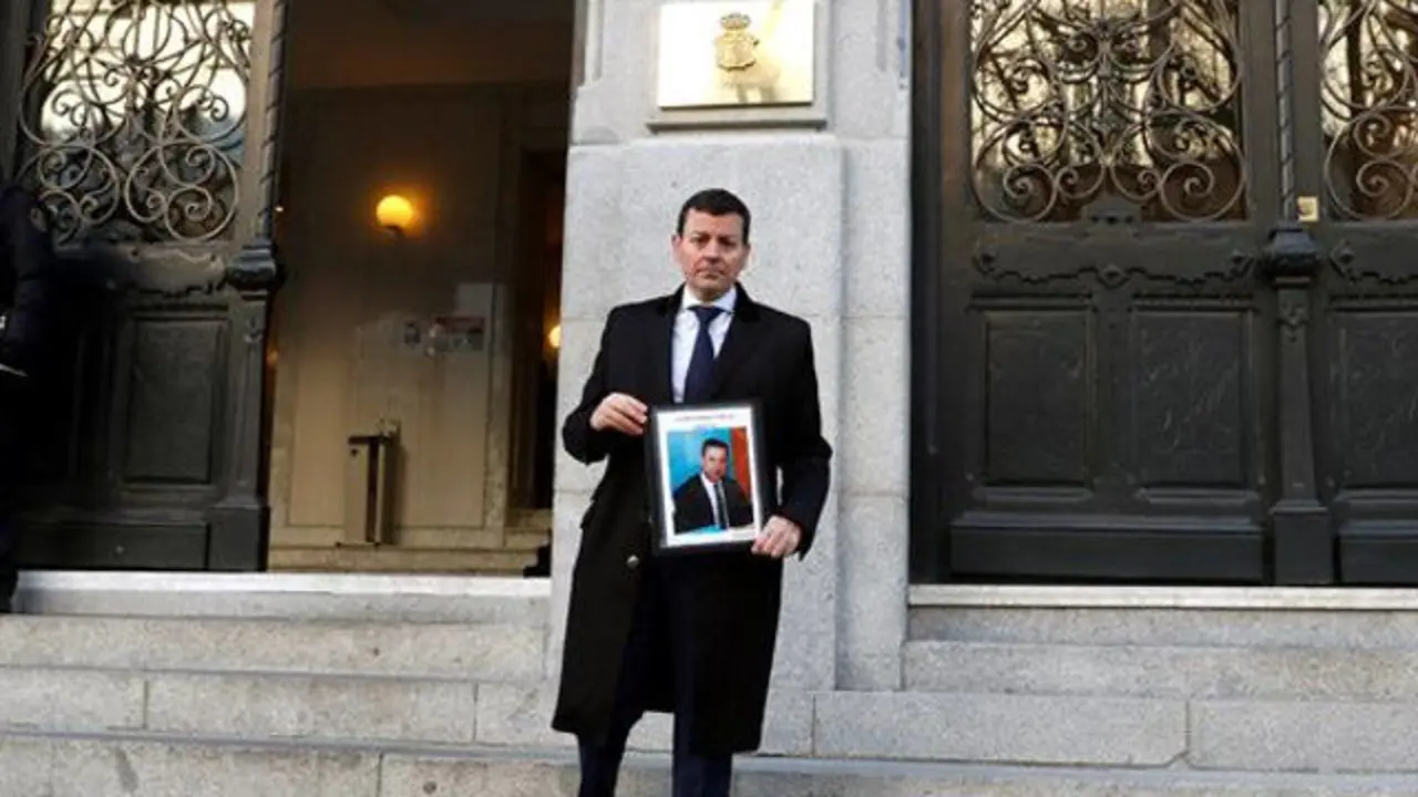 José Luis Bayo ante la sede del Consejo General del Poder Judicial para entregar las firmas por la liberación de Zaplana. EFE