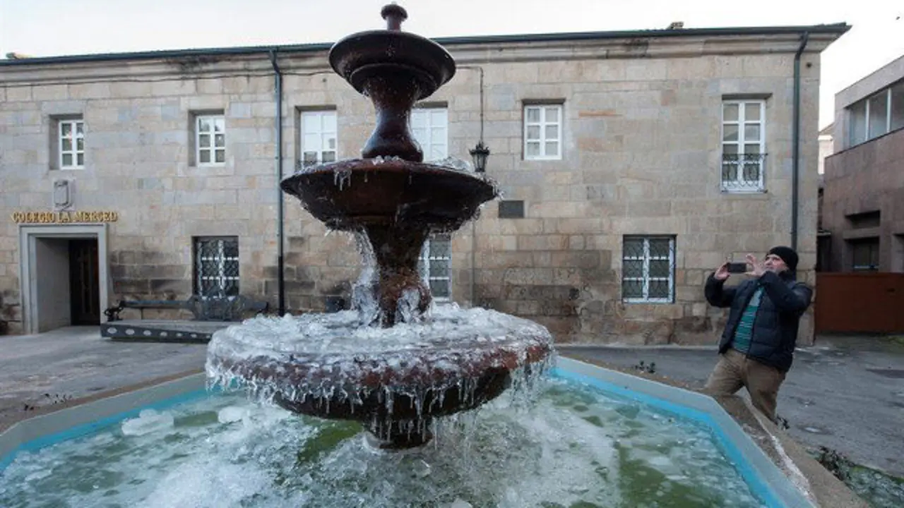 Una fuente congelada en Ver&iacute;n. BRAIS LORENZO