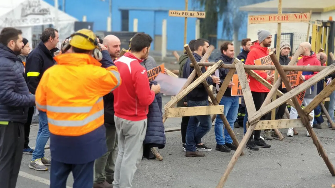 Protesta de los trabajadores de Alcoa. @Alcoanosecierra