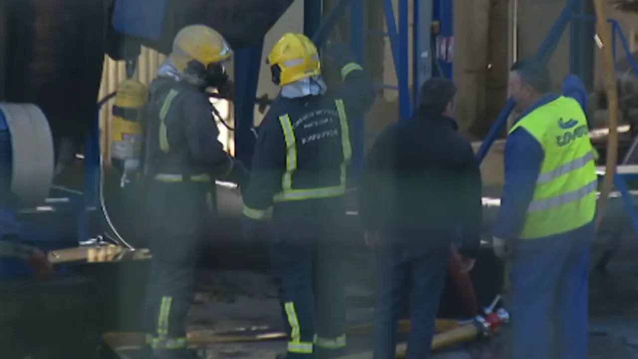 Actuación de los bomberos de O Porriño en el polígono de As Gándaras. TVG