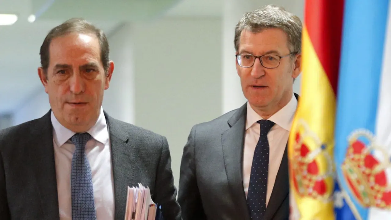 El presidente de la Xunta, Alberto Núñez Feijóo, y el conselleiro de Hacienda, Valeriano Martínez.LAVANDEIRA JR (Efe)