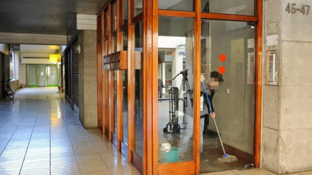 Inmueble donde fue hallada la mujer apuñalada. ROBIN TOWNSED (EFE)