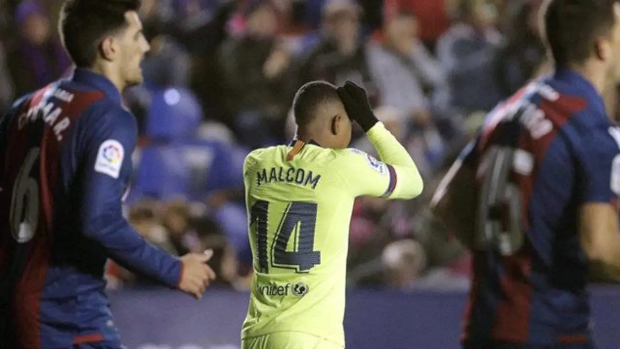 Malcom se lamenta de una ocasión fallada. MANUEL BRUQUE (EFE)