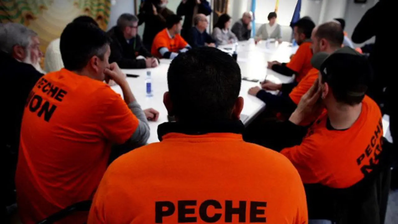 Los trabajadores de Alcoa durante el encuentro con la portavoz nacional del BNG, Ana Pontón. CABALAR