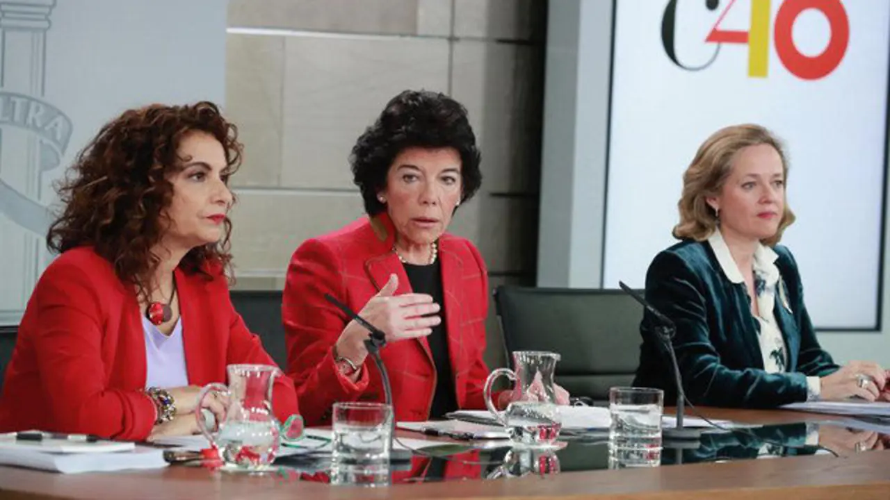 Celáa, escoltada por las ministras de Hacienda y Economía. ÁNGEL DÍAZ