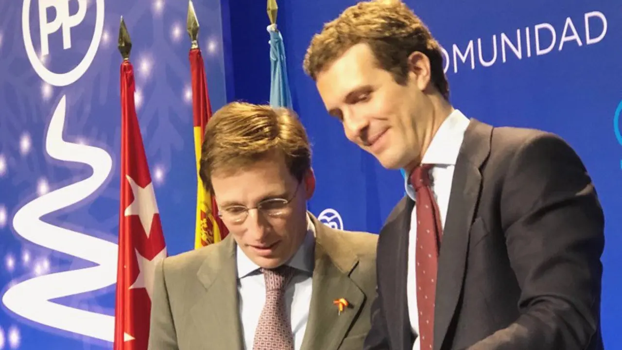 Almeida junto a Pablo Casado. TWITTER