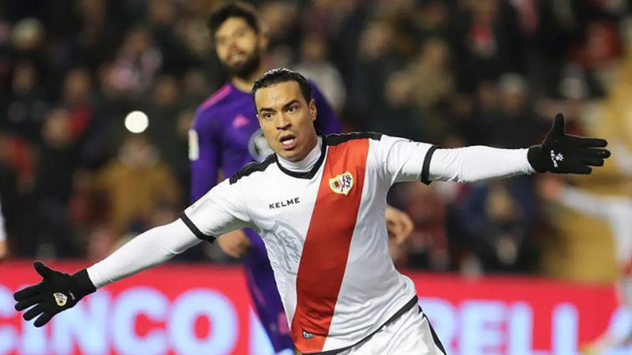 Raúl de Tomás celebra un gol ante el Celta. JUANJO MARTÍN (EFE)
