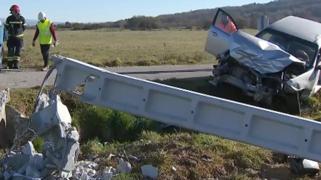 Estado no que quedou un dos coches accidentados. TVG (Xinzo de Limia)