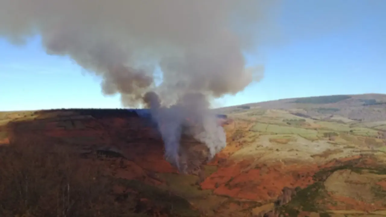 Incendio en la parroquia de Noceda. @Incendiosgalic1