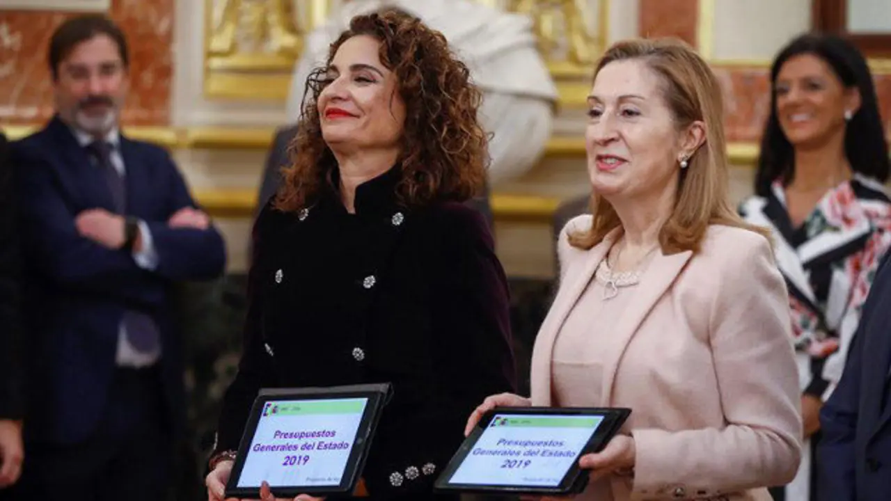 La ministra de Hacienda entregó el proyecto de cuentas a Ana Pastor. EMILIO NARANJO