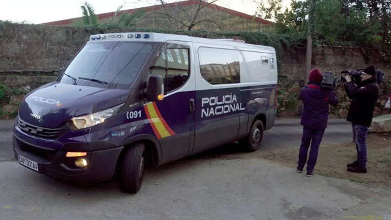 El furg&oacute;n que traslad&oacute; al acusado de por el crimen de su padre en Vigo. SALVADOR SAS