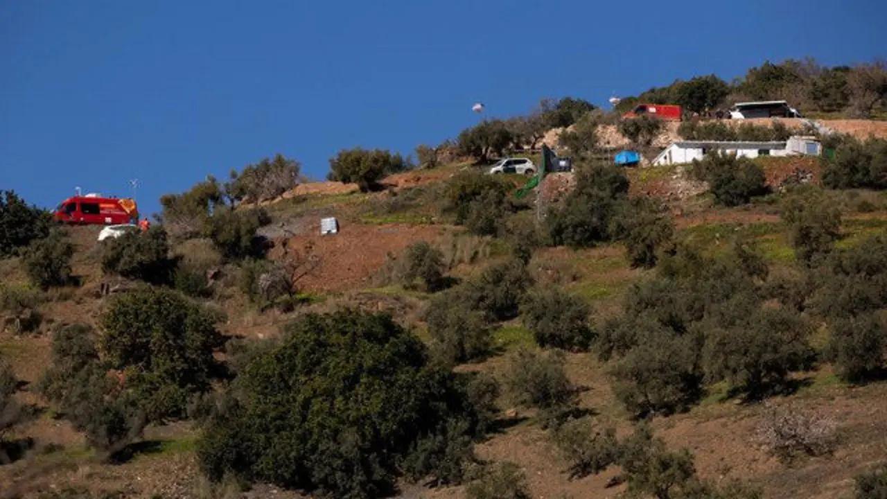 Operativo de rescate en los alrededores de la finca donde cayó el niño. DANIEL PÉREZ (EFE)