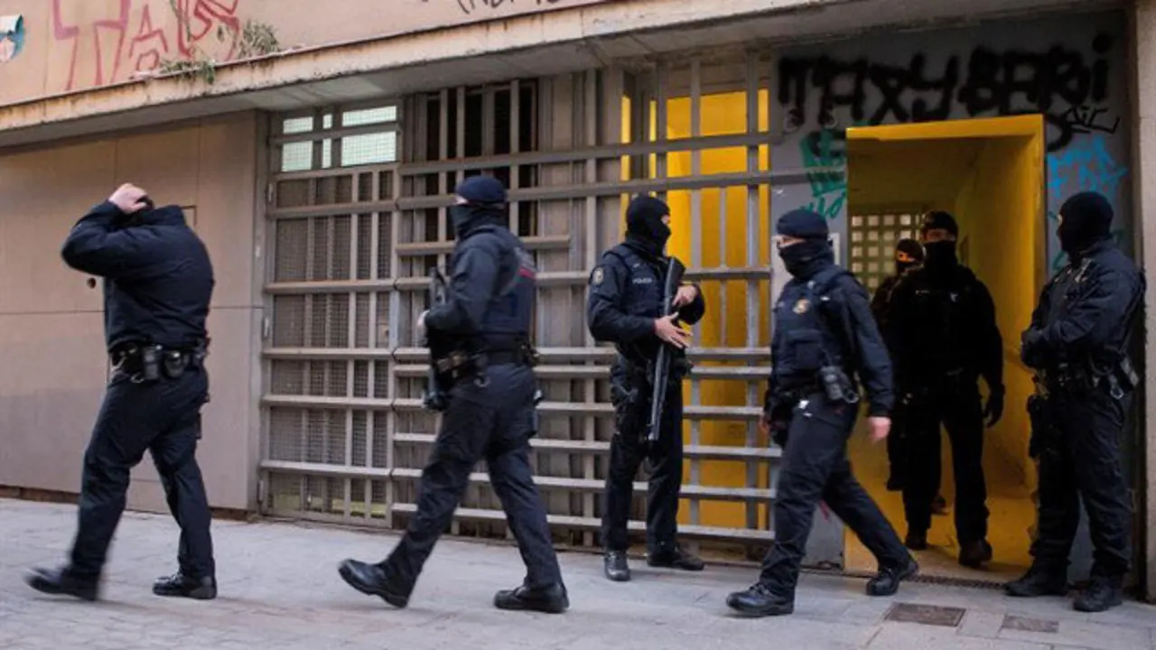 Mossos en la operación antiyihadista. QUIQUE GARCÍA (EFE)