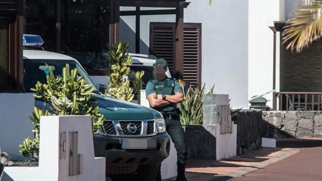 Efectivos de la Guardia Civil en el domicilio de Romina Celeste. JAVIER FUENTES (EFE)