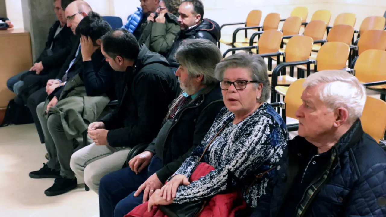 Los acusados de la operación Trucarro en la sala. XOÁN REY (Efe)