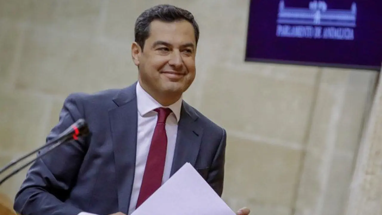 Juanma Moreno, en el Parlamento andaluz. JULIO MUÑOZ (EFE)