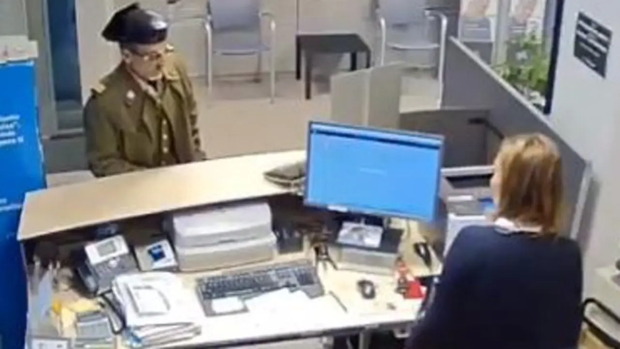 Un atracador asalta una sucursal bancaria disfrazado de guardiacivil.TWITTER