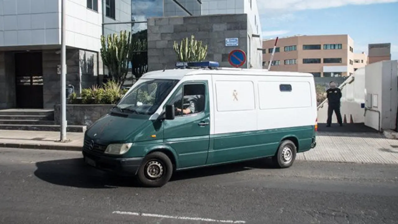 Furgón que trasladó a Raúl D.C. después de que el juez decretase su ingreso en prisión. JAVIER FUENTES (EFE)