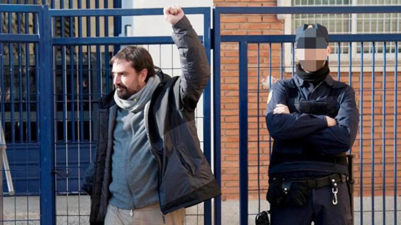 El alcalde de Celrà, Dani Conellà, a su salida de la comisaría. ROBIN TOWNSEND (EFE)