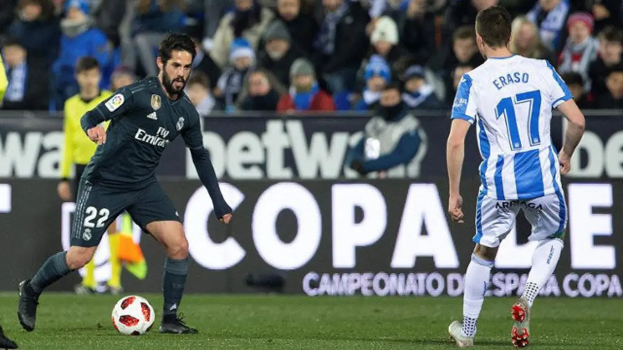 Isco, en un momento del partido. RUBÉN ALBARRÁN (EFE)