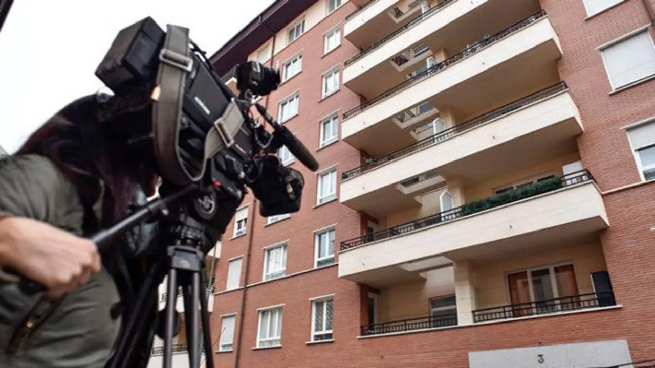 La vivienda de Bilbao en la que la Ertzaina ha encontrado el cuerpo de una niña y a su madre en estado grave MIGUEL TOÑA