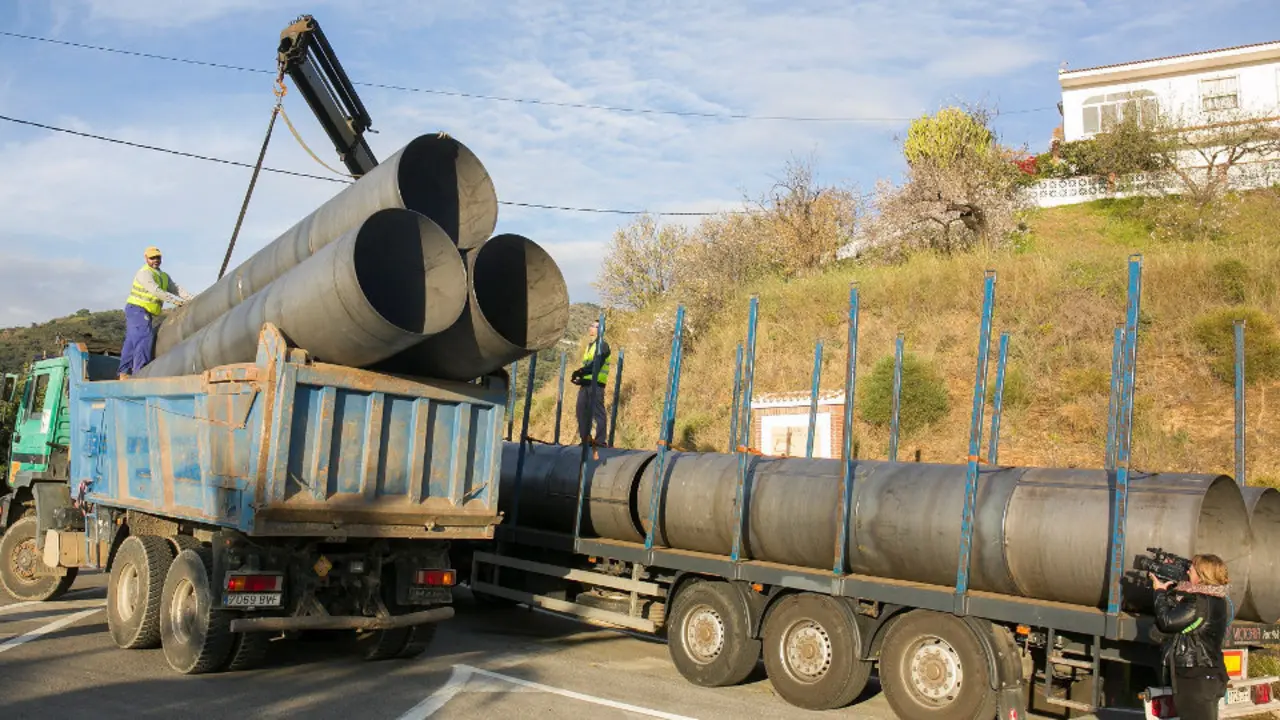 Tubos de revestimiento son transportados hasta el lugar donde se están realizando los trabajos de rescate de Julen.ÁLVARO CABRERA (Efe)