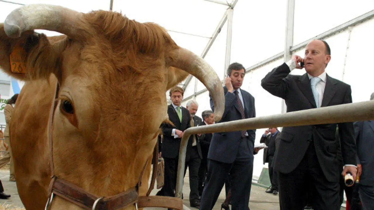 O conselleiro Diz Guedes fala polo móbil durante a súa visita á Semana Verde de Silleda de 2003. AEP