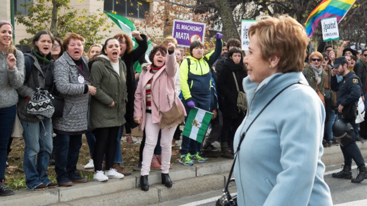 Celia Villalobos foi insultada e apupada por un reducido número de manifestantes, ao saír do Parlamento andaluz en Sevilla. EFE