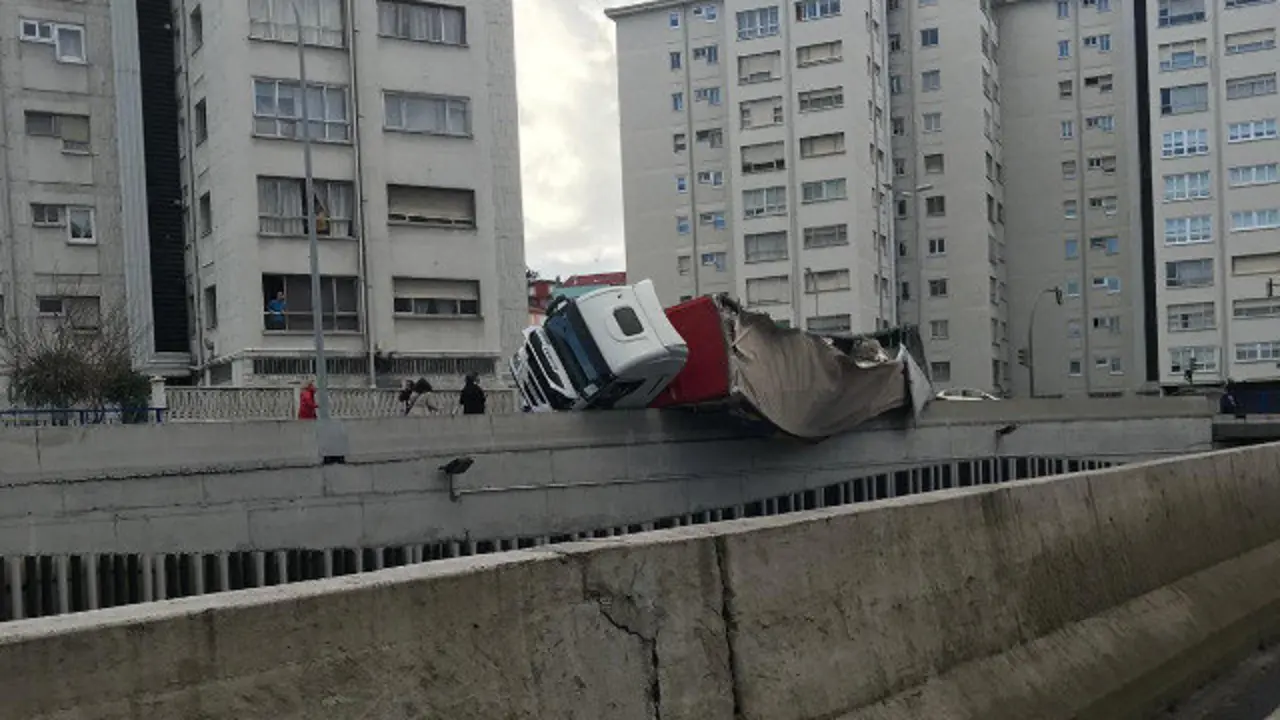 Accidente de un cami&oacute;n en A Coru&ntilde;a. EP