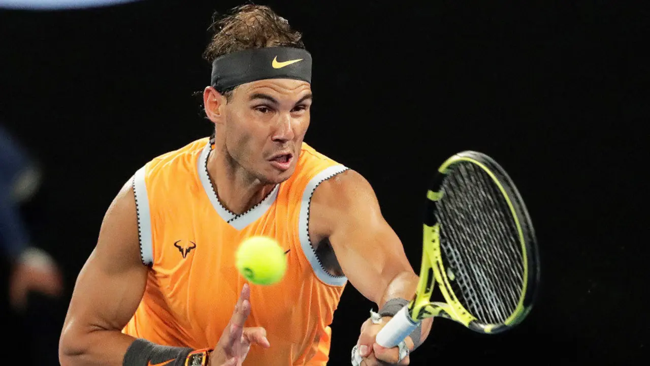 Nadal golpea la bola en un instante del partido ante Alex de Miñaur. MAST IRHAM (EFE)