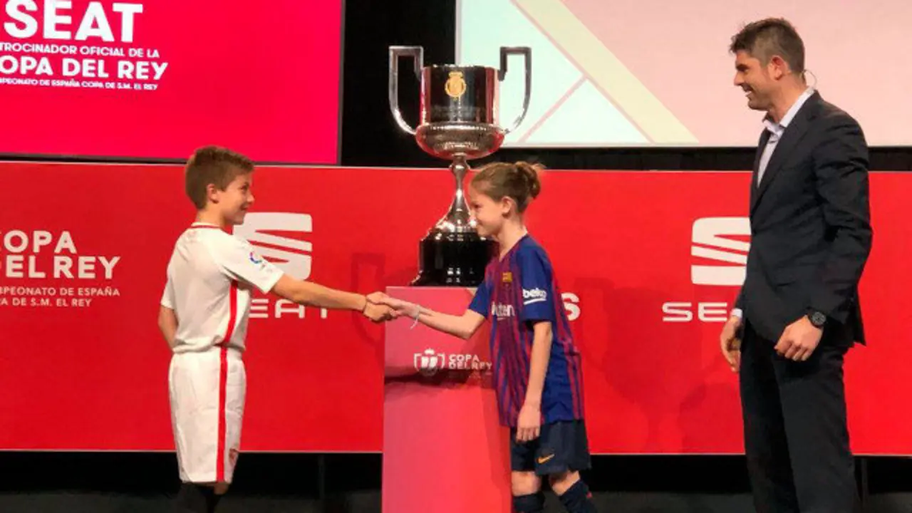 Un aficionado del Sevilla y otro del Barcelona, en el sorte. RFEF