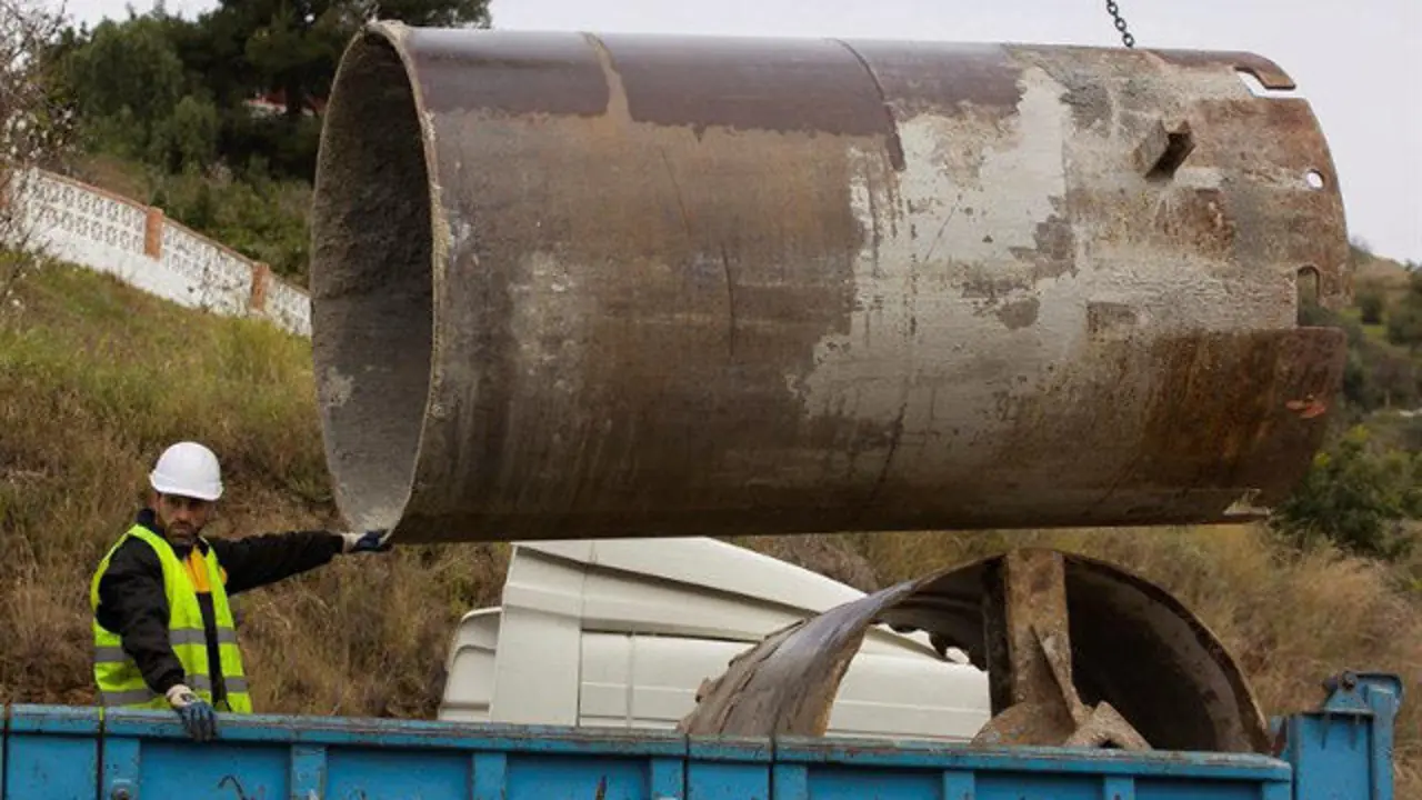 Un operario trabaja con elementos de perforación de tierra en Totalán. EFE