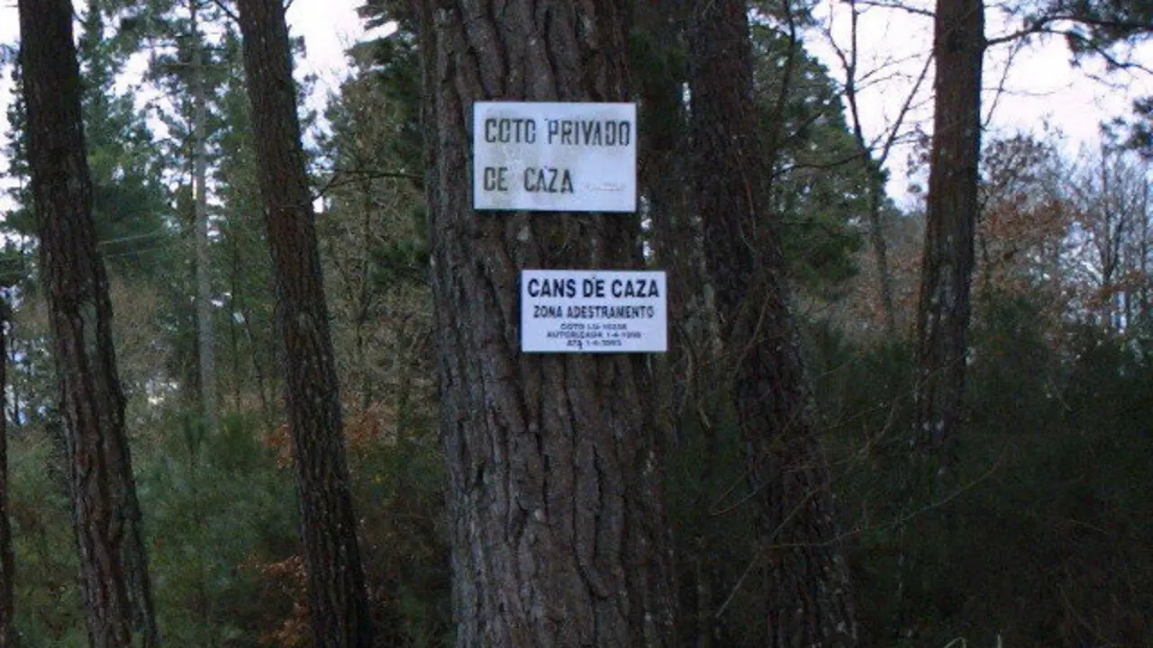 Un cartel de coto de caza. AEP