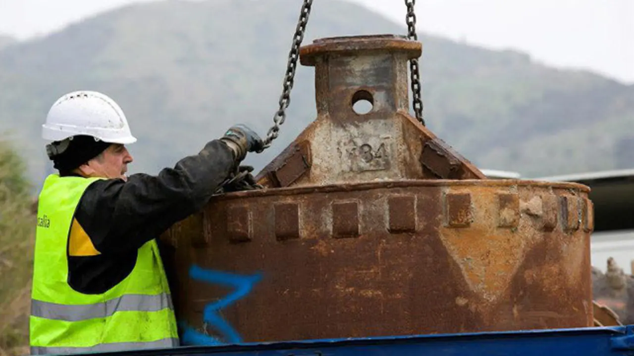Un operario trabaja con elementos de perforación de tierra mientras continúan los trabajos para rescatar a Julen EFEÁlvaro Cabrera