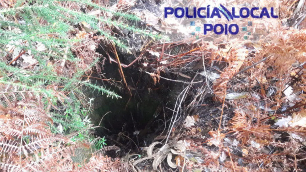 El hoyo peligroso que ha sido acordonado en Poio por la Policía Local