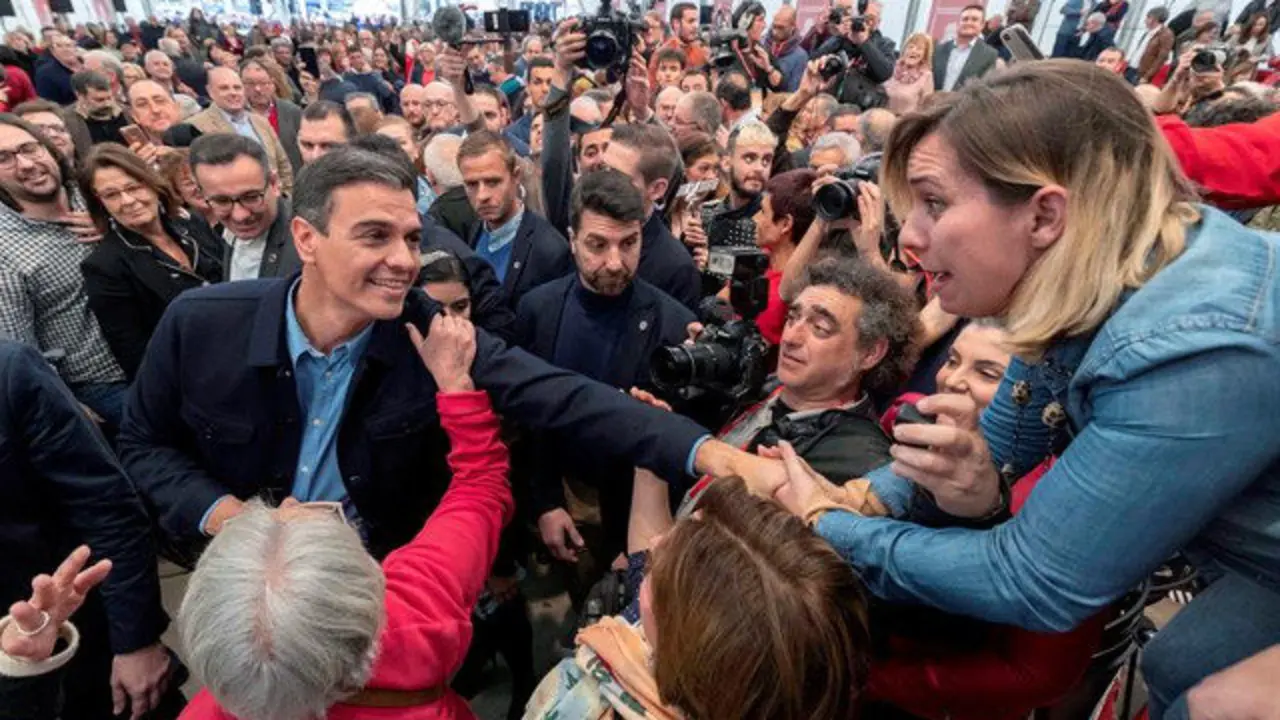 Pedro Sánchez saluda a una militante.EFE