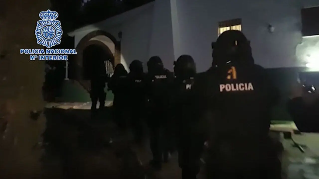 La Policía entra en el chalé valenciano que funcionaba com laboratorio. POLICÍA