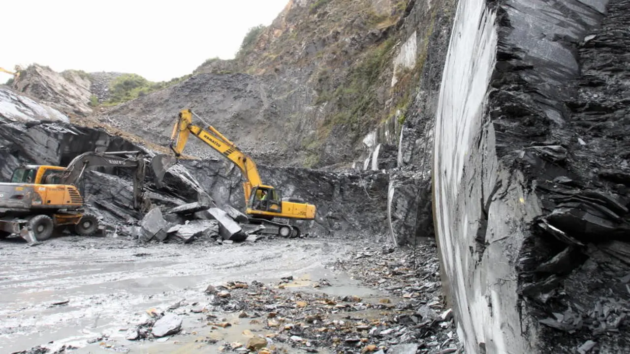 Trabajos de maquinaria en una cantera de pizarra de Vilarchao, en A Fonsagrada. SEBAS SENANDE