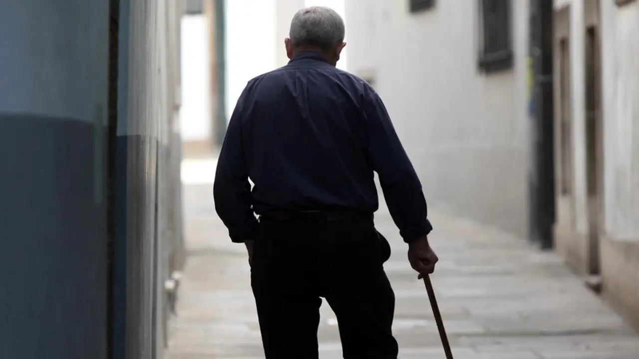 Un señor mayor, de paseo. DP