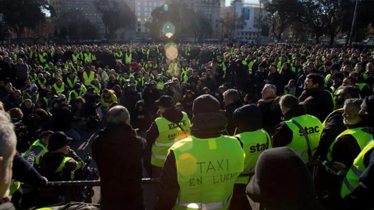 Asamblea que los taxistas han celebrado en Barcelona. QUIQUE GARCÍA (EFE)
