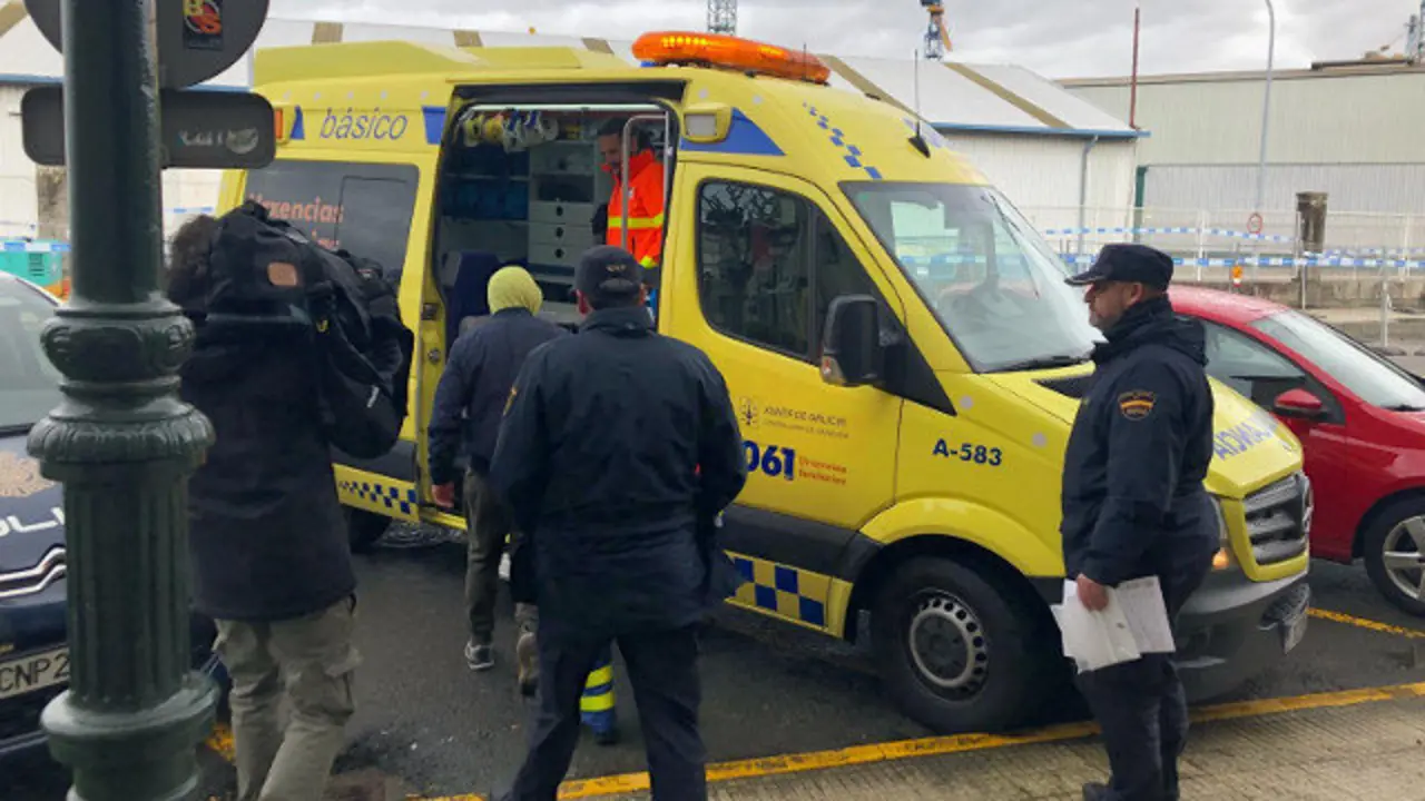 El hombre fue llevado en ambulancia desde los juzgados de Marín. CLARA MEDRANO